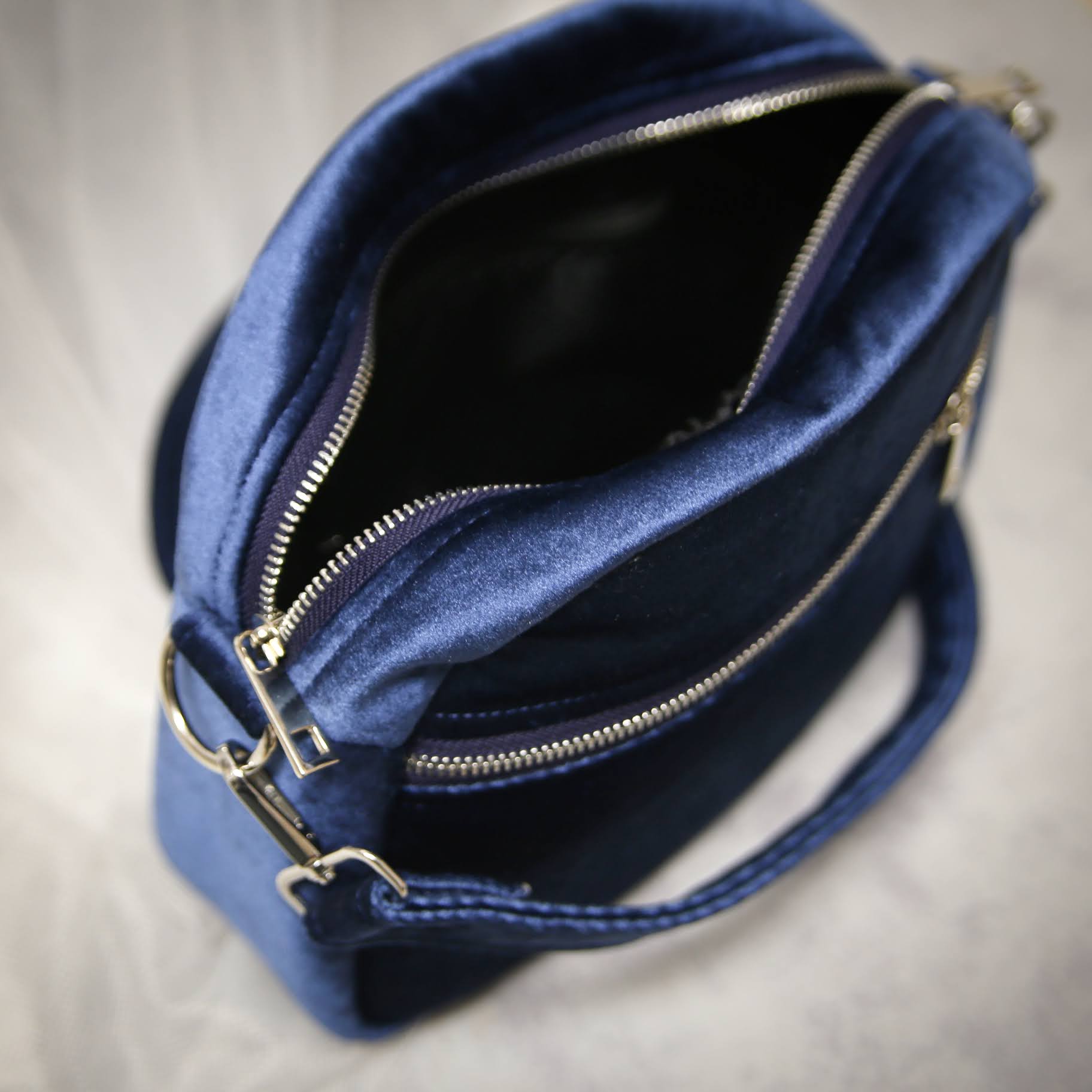 welurowa torebka w kwiaty