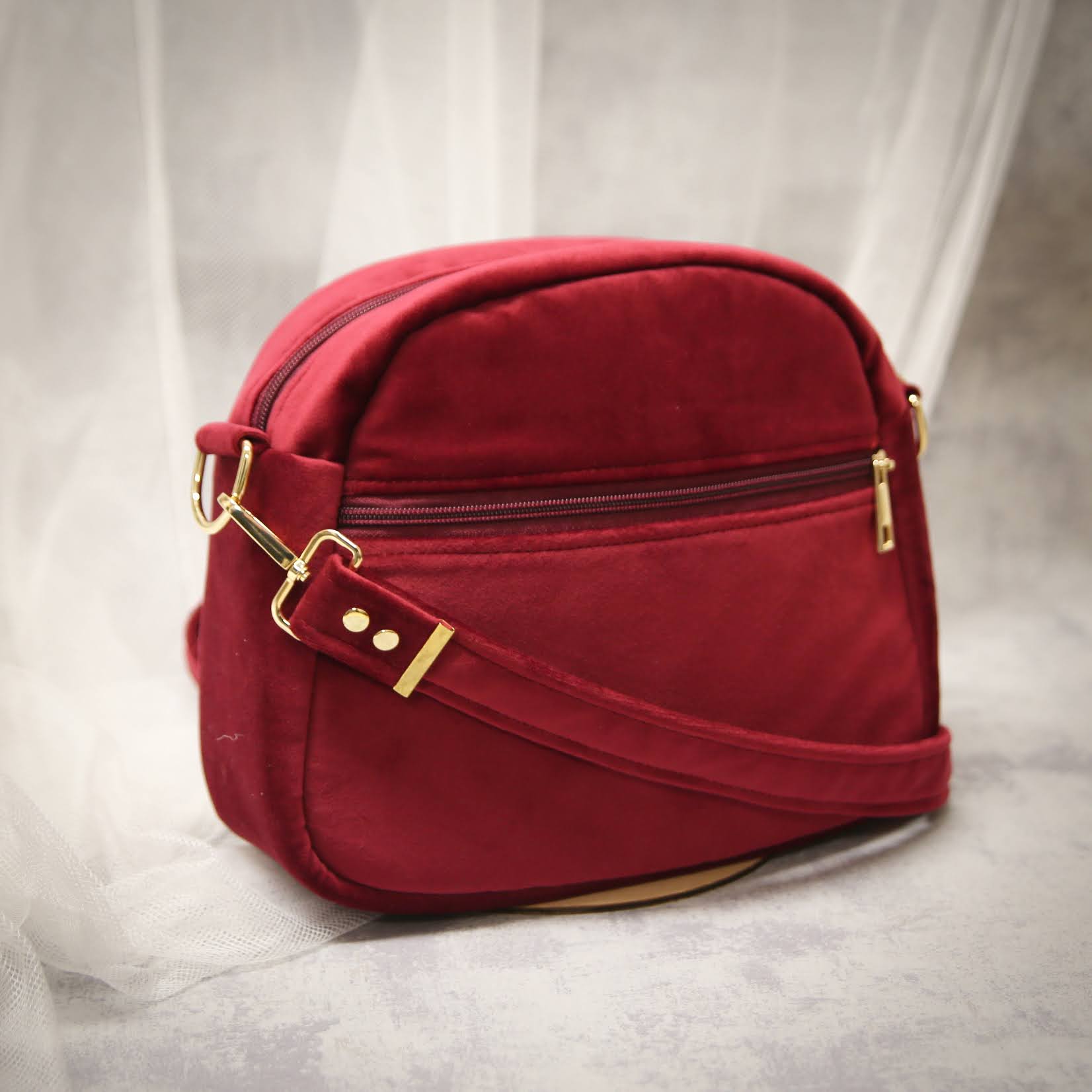 welurowa torebka w kwiaty