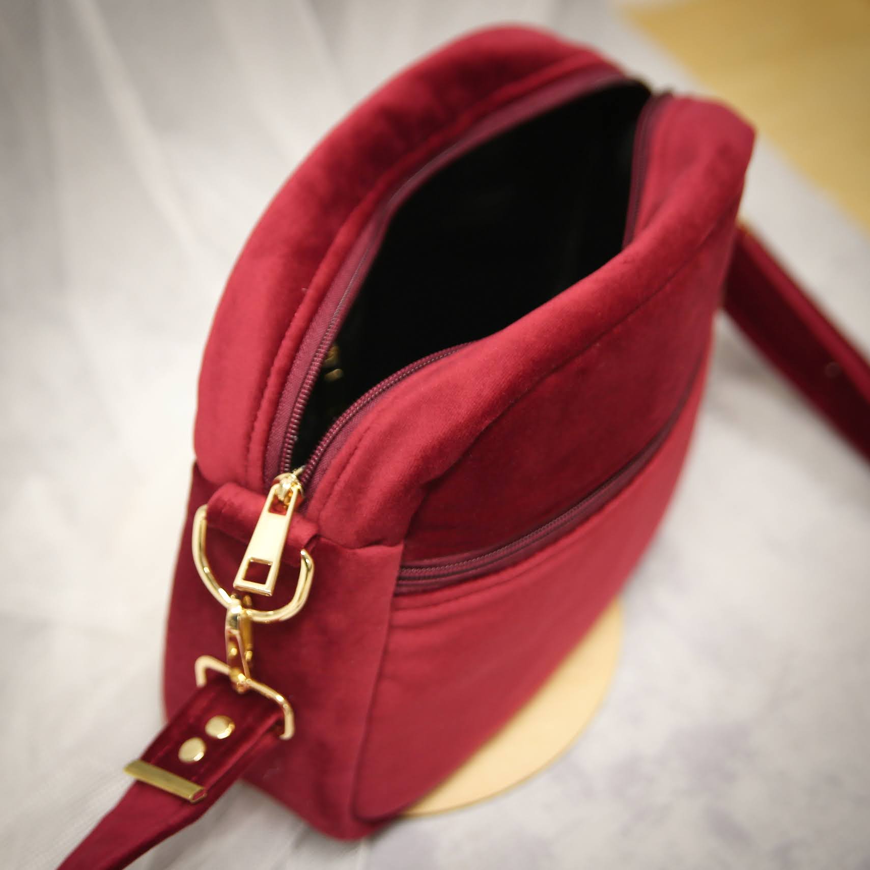 welurowa torebka w kwiaty