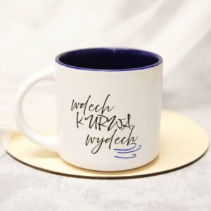 kubek z brzydkim napisem