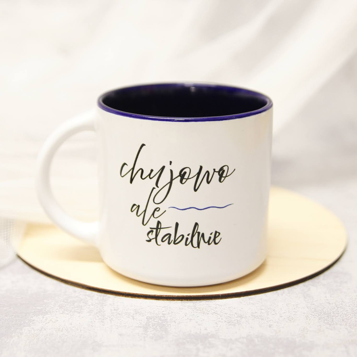 kubek z brzydkim napisem