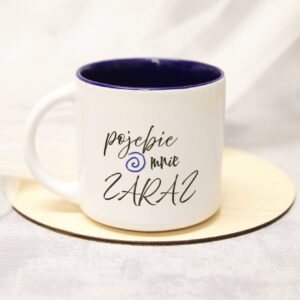 kubek z brzydkim napisem