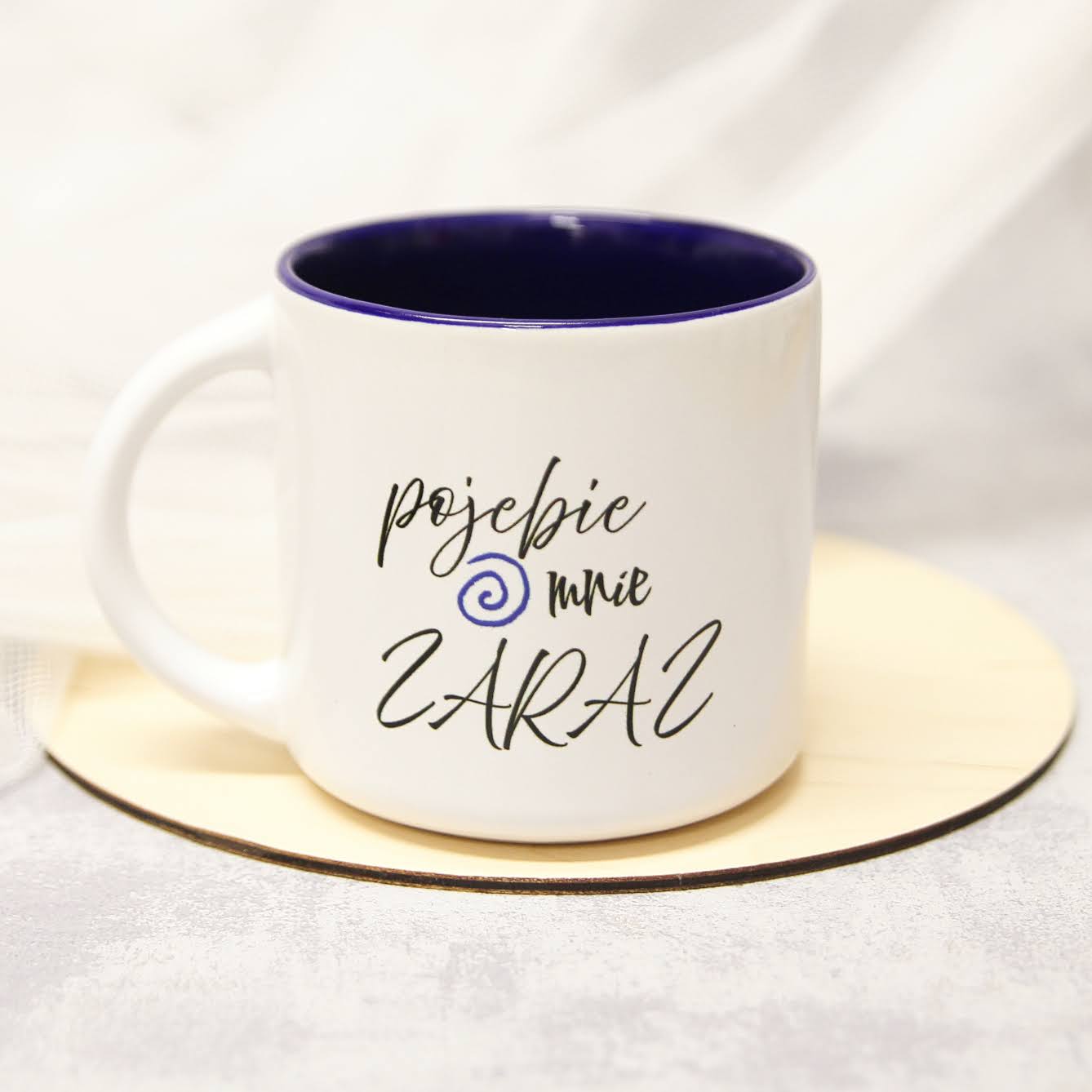 kubek z brzydkim napisem