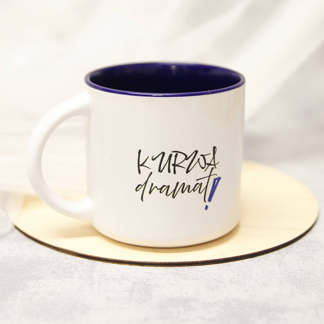 kubek z brzydkim napisem