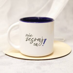 kubek z brzydkim napisem