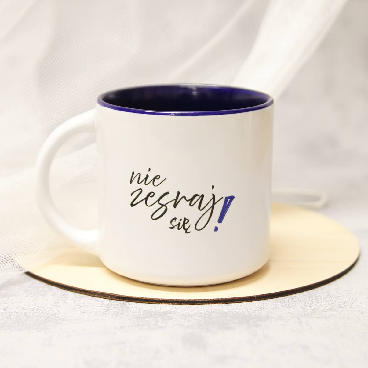 kubek z brzydkim napisem