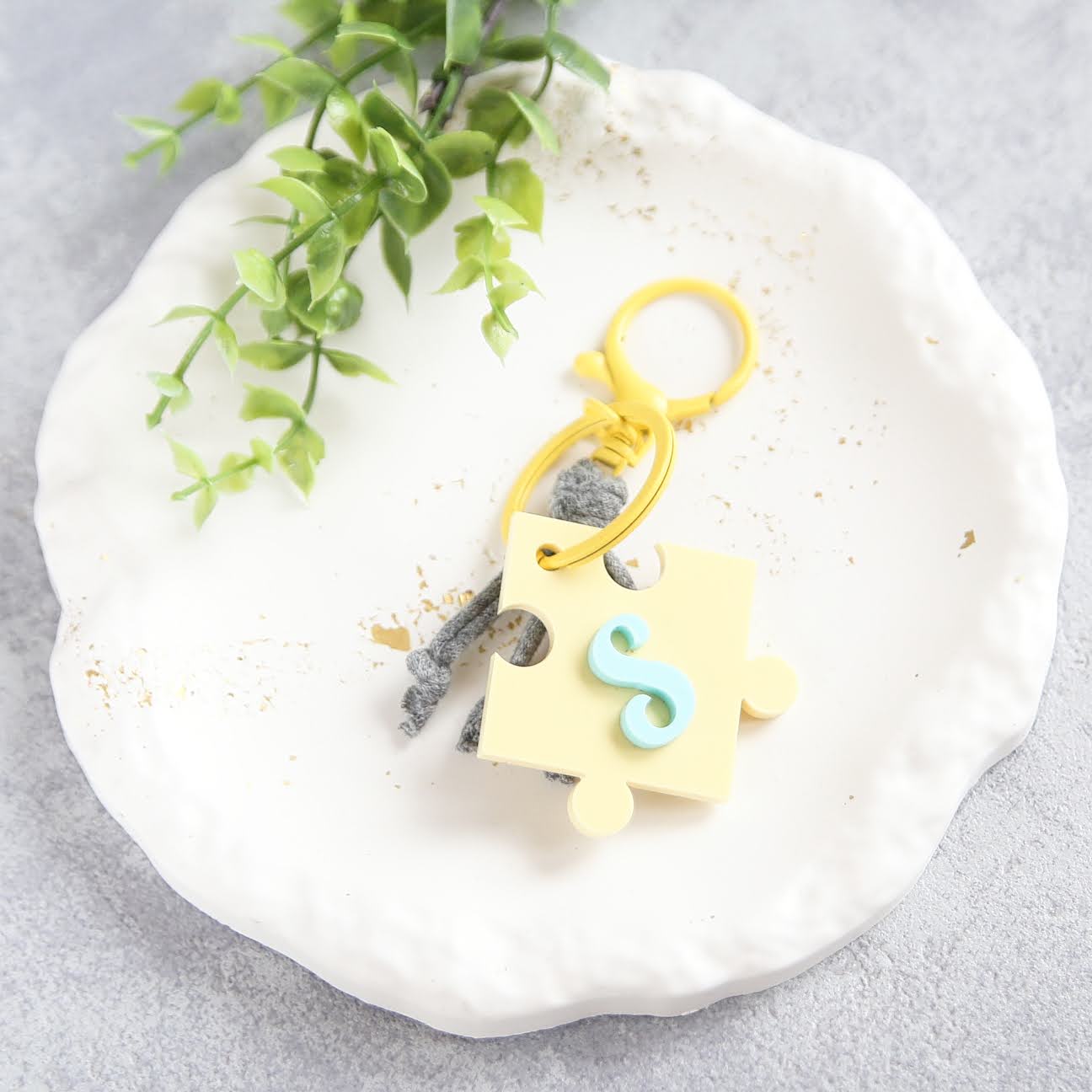 brelok breloczek z literką