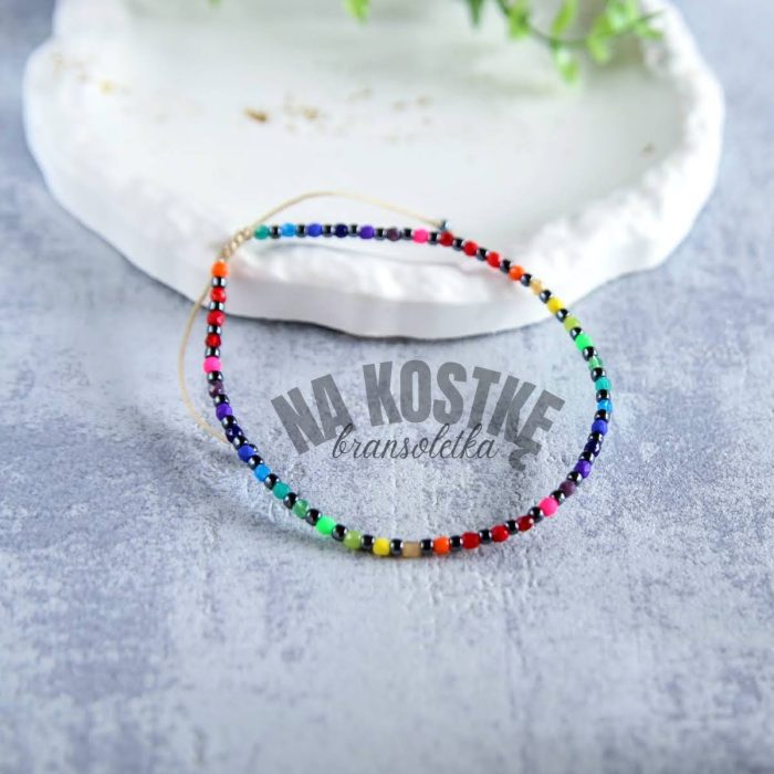 bransoletka z koralików na kostkę